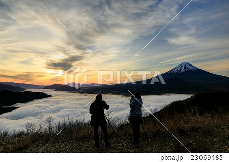 精進湖パノラマ台から朝の富士山と写真撮影をする人 23069485