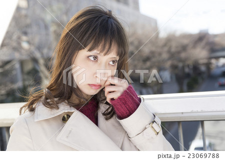 女性 ポートレート 表情 横顔 睨む 見つめる 女性 ポートレート 表情 横顔 睨む 見つめる 23069788