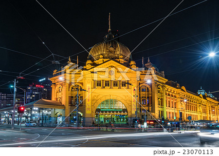 オーストラリア　メルボルンのフリンダース駅　夜景 23070113
