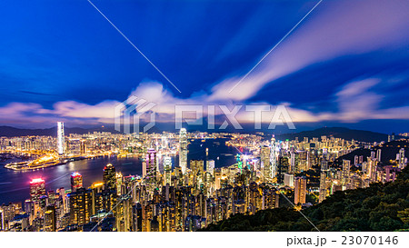 香港　高層ビルが立ち並ぶ光景　夕景・夜景 23070146