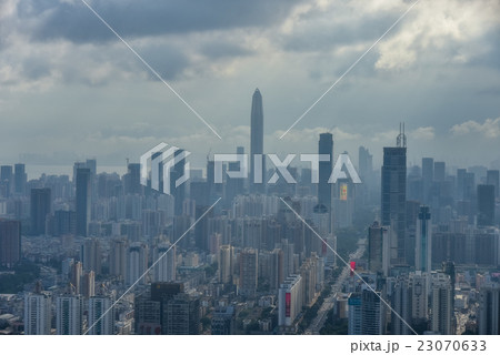 スモッグで霞む中国・深センの高層ビル群の風景 スモッグで霞む中国・深センの高層ビル群の風景 23070633
