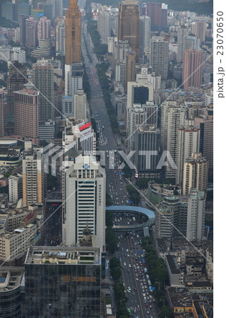 中国・深センの中心街風景　縦構図 23070650