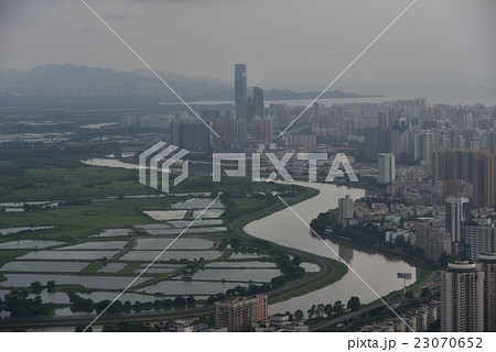 中国・深センの田園風景と高層ビル群の風景 23070652