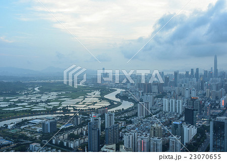 中国 深センの田園風景と高層ビル群の対比風景の写真素材
