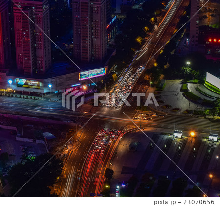 中国・深センの交差点 夜景 中国・深センの交差点 夜景 23070656