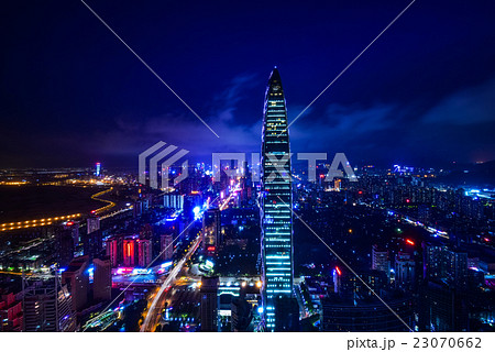 中国 深センの高層ビル群の夜景の写真素材