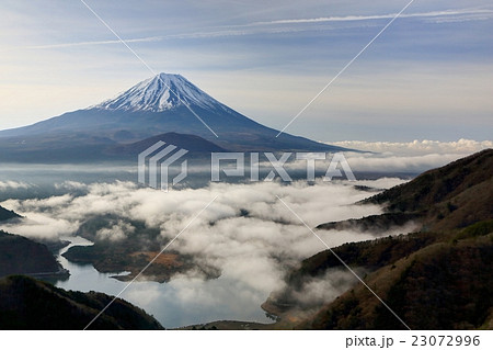 御坂山地・三方分山から富士山と雲海の精進湖 23072996