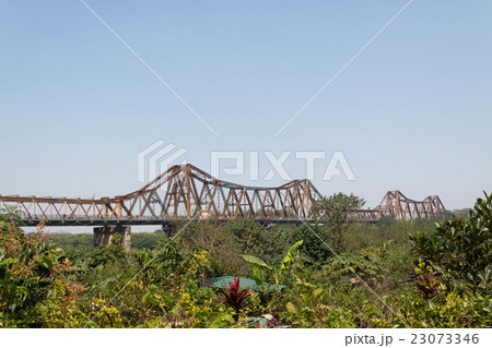 ベトナム、ハノイのホン河に架かる鉄橋のロンビエン橋 23073346