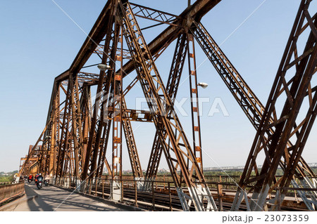 ベトナム、ハノイのホン河に架かる鉄橋のロンビエン橋 23073359