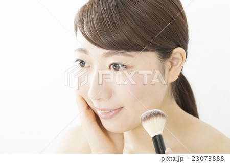 女性　美容　チークブラシ　メイクアップ　横顔　鏡を見る　白バック 23073888