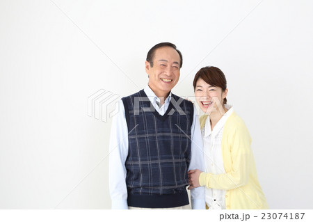 シニア男性と若い女性 23074187