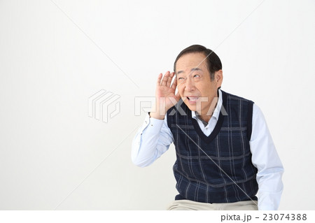 耳の遠いシニア男性 23074388