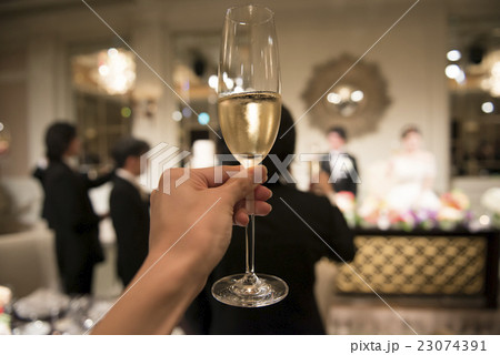 パーティで乾杯 23074391