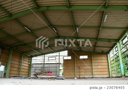 解体が始まった倉庫 23076405