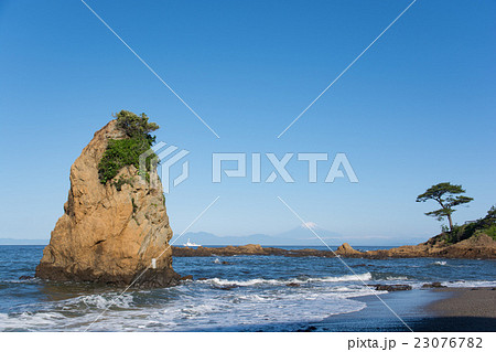 秋谷海岸から見る秋谷の立石と富士山 23076782