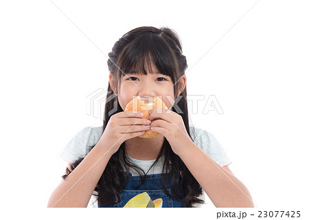 Beautiful asian girl eating hamburger Beautiful asian girl eating hamburger 23077425