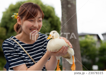 公園で遊ぶコールダックと20代女性 23078335