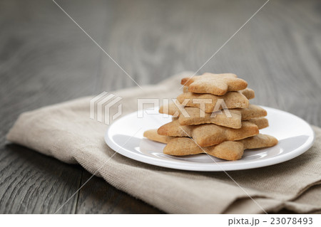 homemade  star shape ginger cookies on wood table 23078493