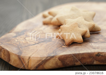 homemade star shape ginger cookies on olive board homemade star shape ginger cookies on olive board 23078616