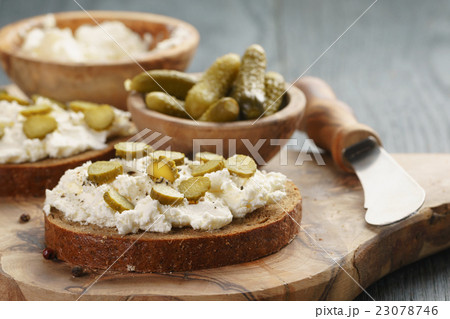 sandwiches with rye bread, cream cheese 23078746