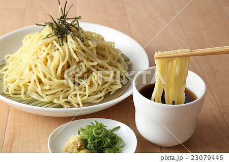 箸ですくうざるラーメン 23079446