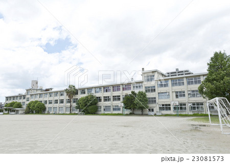 中学校の校舎 中学校の校舎 23081573