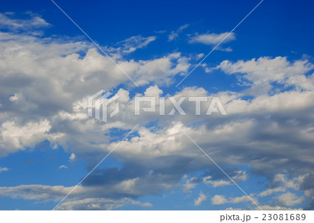 青空と雲 23081689
