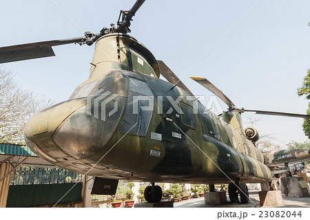 ベトナムのハノイにあるベトナム軍事歴史博物館に展示されているCH-47チヌークヘリコプター 23082044