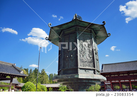 奈良　東大寺の金銅八角灯篭 23083354