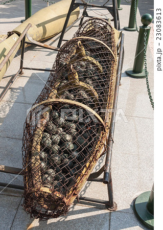 ベトナムのハノイにあるベトナム軍事歴史博物館に展示されているCBU-24クラスター爆弾 23083613