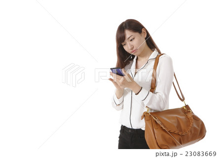 スマホナビ中の若い女性 スマホナビ中の若い女性 23083669