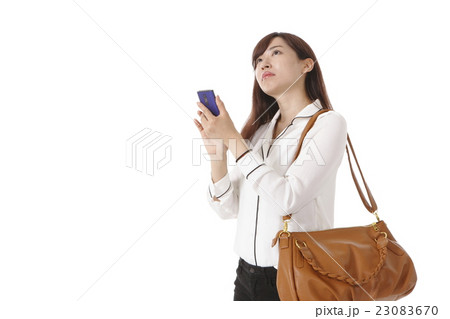スマホナビ中の若い女性 スマホナビ中の若い女性 23083670