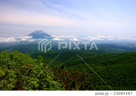 初夏の昆布岳から見る残雪の羊蹄山 初夏の昆布岳から見る残雪の羊蹄山 23084367