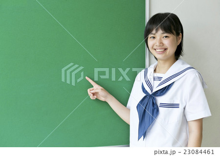 掲示板を指差す女学生の写真素材