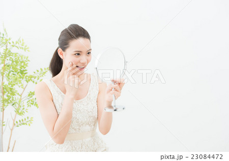 鏡を見る女性(ビューティー 20代) 鏡を見る女性(ビューティー 20代) 23084472