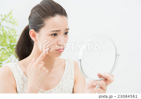 鏡を見る女性（ビューティー　20代) 23084561