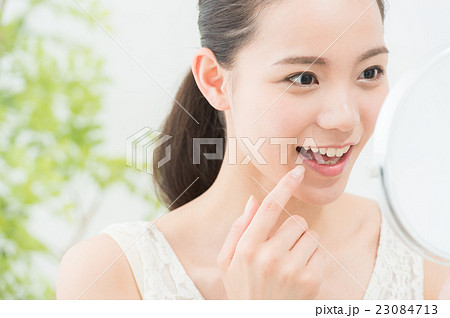 鏡を見る女性（デンタルケア) 23084713