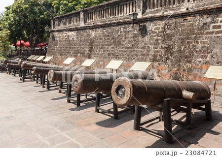 ハノイのベトナム軍事歴史博物館に展示されている18世紀から19世紀に使用された大砲 23084721