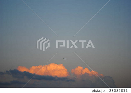飛行機と夕焼雲 23085851