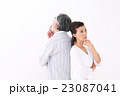 シニア夫婦　悩む 23087041