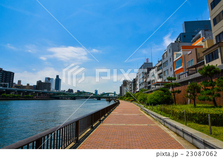 河畔に住む 23087062