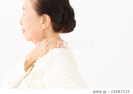 シニア女性　肩こり 23087125
