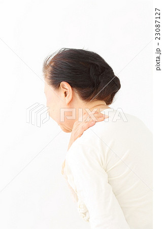 シニア女性　肩こり 23087127
