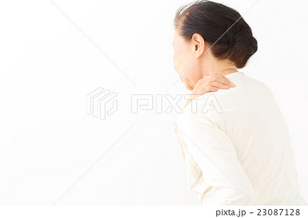 シニア女性　肩こり 23087128