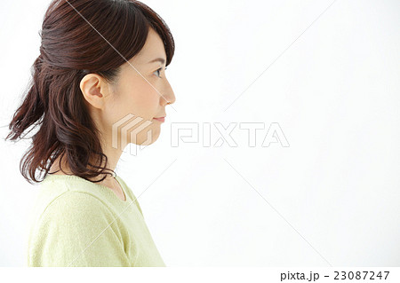 ミドル女性 横顔の写真素材