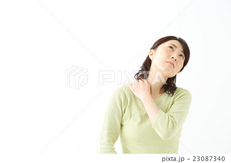 肩こり　ミドル女性 23087340
