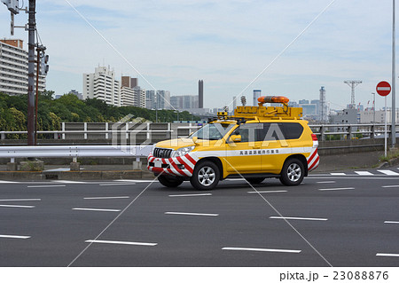 首都高速道路の道路維持作業車の写真素材