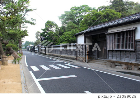 早朝の武家屋敷　松江 23089028