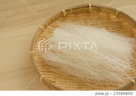 はるさめ　木目背景 23089809