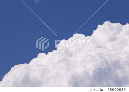 真夏の象徴入道雲積乱雲晴天青空の背景イメージ斜め完成予想図パース素材飛行機 23090086